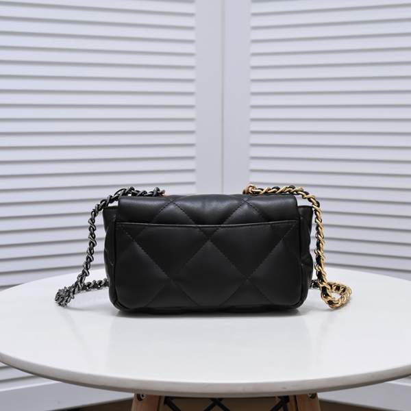 シャネルバッグ側面デザイン